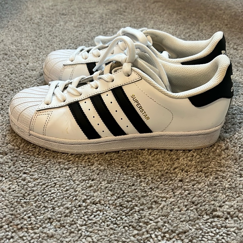 adidas women’s SUPERSTAR white with black stripes.
